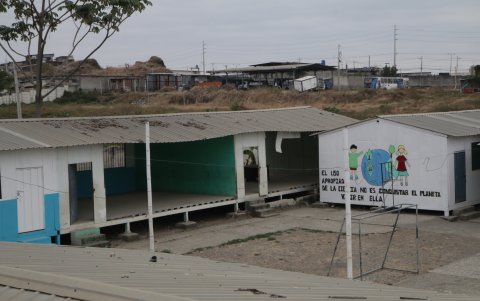 Los delincuentes se han llevado las puertas, pupitres, baterías sanitarias, material didáctico, etc., del colegio público Julio Estrada Icaza, en Monte Sinaí.