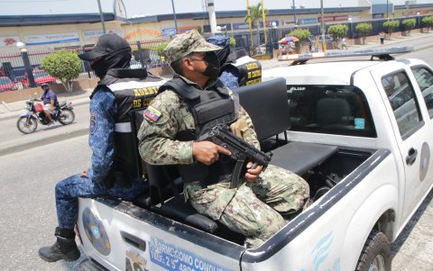 Control. Una camioneta con uniformados recorre la principal vía de Bastión Popular.