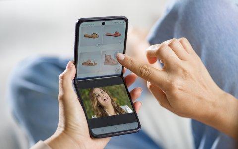 El Galaxy Z Flip3 permite ejecutar dos 'apps' a la vez.