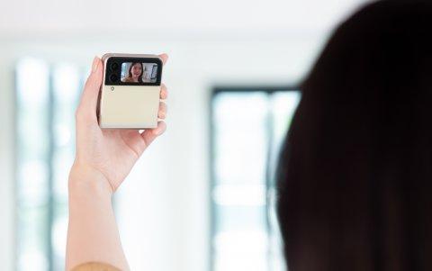 El Galaxy Z Flip3 permite tomar selfies aún plegado.