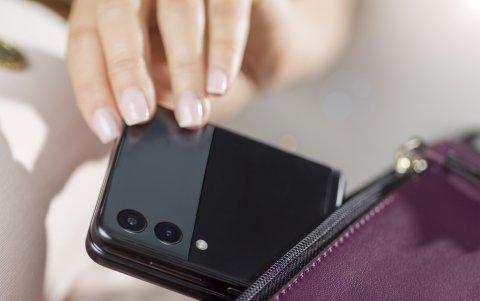 El Galaxy Z Flip3 cabe en los minibolsos.