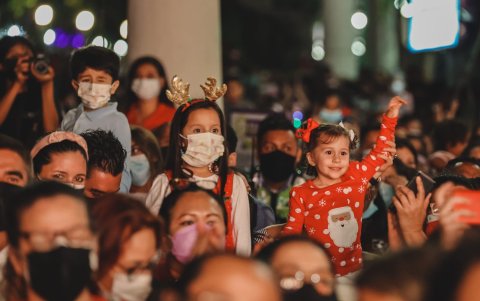 Atractivo. Familias y transeúntes acudieron al encendido del árbol.