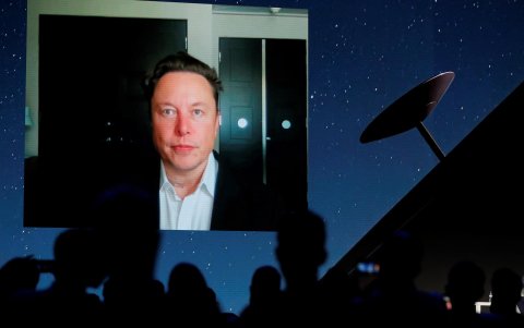 Musk reveló los planes para China en respuesta al mensaje de otro usuario que preguntó al magnate sudafricano por la fecha del lanzamiento del Model S Plaid en el país de Xi Jinping..