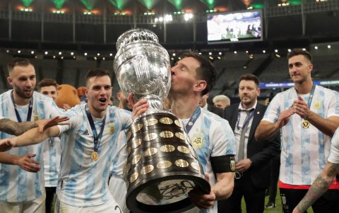Lionel Messi de Argentina besa, el 10 de julio de 2021, el trofeo de la Copa América, tras la final contra Brasil en el estadio Maracaná de Río de Janeiro.