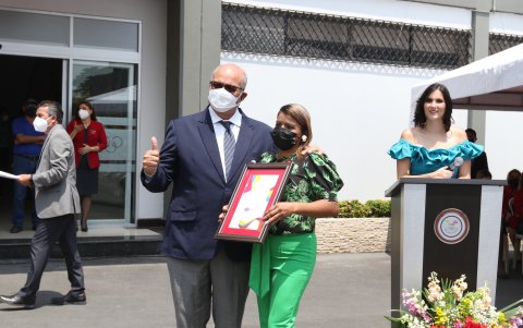 La madre de Lucía Yépez, recibió una placa en homenaje a su hija por el oro conseguido en el Mundial de Lucha en Serbia.