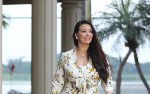 Luego de años de encierro, anhela olvidar el dolor con el amor de su familia..