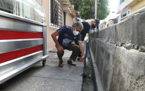 Fecal. Dos habitantes muestran que hay heces en esas aguas servidas  que se estancan por la manzana 500.
