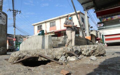 Tapas. Otro inconveniente son las tapas que están dañadas y que pueden provocar que un peatón se tropiece y se accidente.