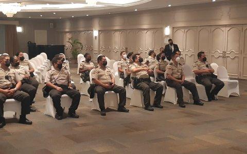 Asistencia. Los uniformados acordaron estar en comunicación con los residentes.