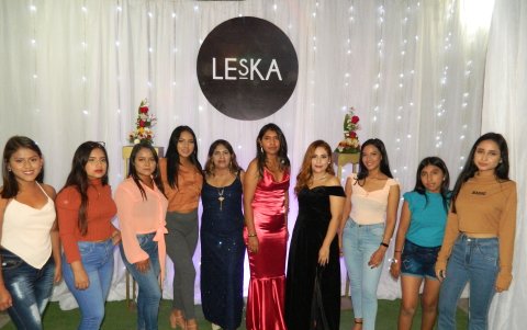 Iniciativa. Para poder mostrar su talento, las artesanas prestan las máquinas y un salón de eventos donde desfilan otras mujeres.