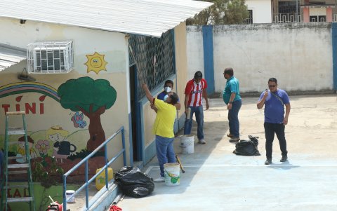 Docentes y personal de los distritos educativos se unieron a la miga de limpieza de los planteles.