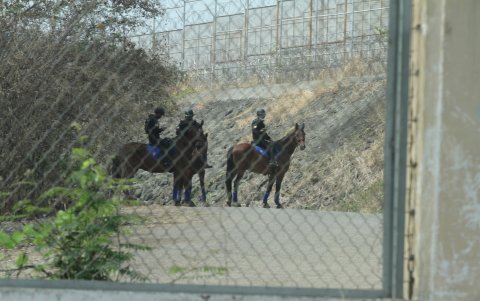 Tras lo ocurrido, militares vigilaban la cárcel regional de Guayaquil desde un cerro. En ese lugar está alias Fito.