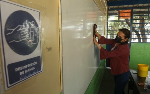En los aulas se han colocado mensajes sobre las medidas sanitarias que deben cumplir estudiantes y maestros.