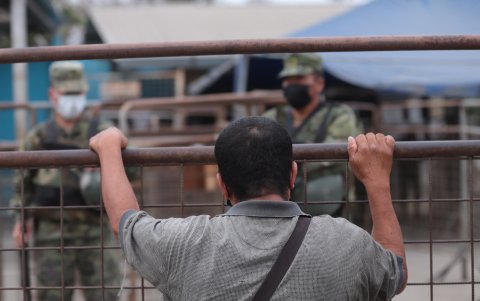 Introducir objetos a la cárcel, ya sea como visita como funcionario de prisiones, es un delito castigado con cárcel.