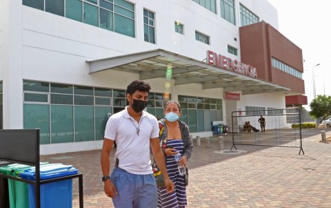 El área externa del Hospital del Guasmo Sur, al mediodía del viernes 19 de noviembre.