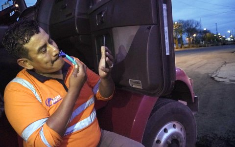 Daniel Zambrano le da unos ‘retoques’ a sus bigotes, durante un descanso en el Puerto Principal.