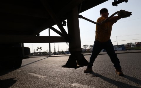 Manuel, un operario, desbanca la plataforma para ponerla a otro cabezal, pues hay cambio obligado. Esta tarea es bastante complicada y requiere de mucha fuerza.