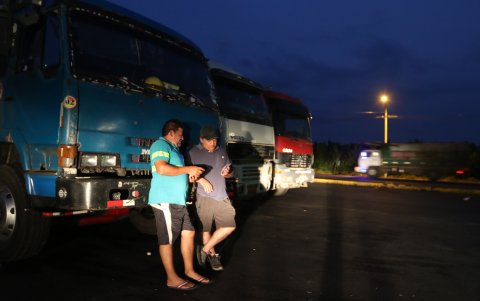 A la altura del km 26 de la vía a Milagro, los camioneros han hecho una zona de parada, donde suelen relajar las piernas y el cuerpo para luego seguir con sus largos viajes.
