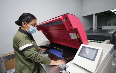 La formación dual les ayuda a los estudiantes a intercambiar la teoría con la práctica.