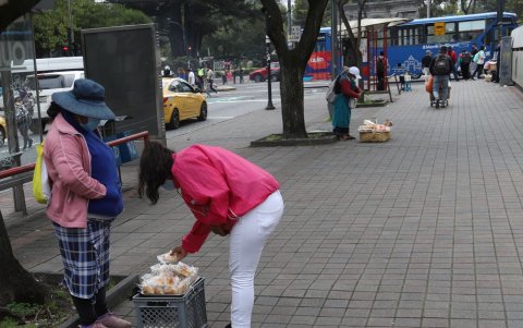 Costumbres. Los ciudadanos se han acostumbrado a comprar ‘al paso’ mientras van caminando.