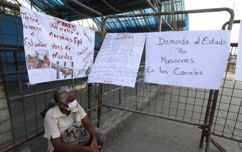 Los parientes de los reos viven momentos de angustia por la situación dentro.