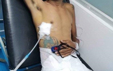 Un reo que saltó de un piso tres en medio de la masacre, herido. Tiene problemas de adicción, dice su padre.