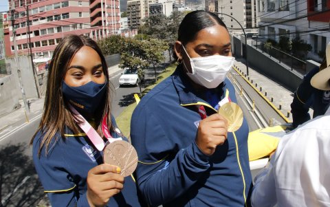 Anaís y Poleth con las medallas que ganaron en Tokio.