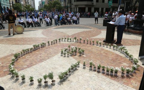 En los exteriores del parque Centenario se formó un corazón con flores blancas en homenaje a las víctimas.