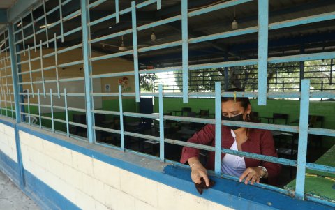 En Guayaquil, los padres de familia colaboran en la limpieza de los planteles.