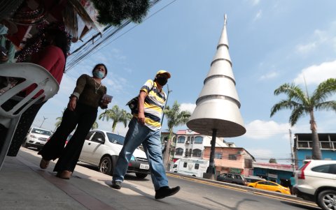 Los vecinos de Portete y la 29 esperan que su tradicional árbol esté listo antes de la Navidad.