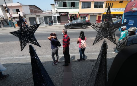 Hay indiferencia a la compra de adornos navideños.