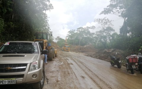 Así luce la vía, luego de la limpieza y desalojo del material que cayó.
