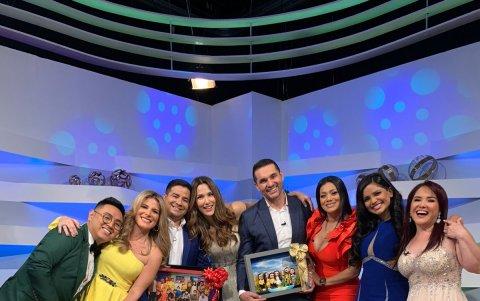 Alejandra con el equipo de la revista familiar.