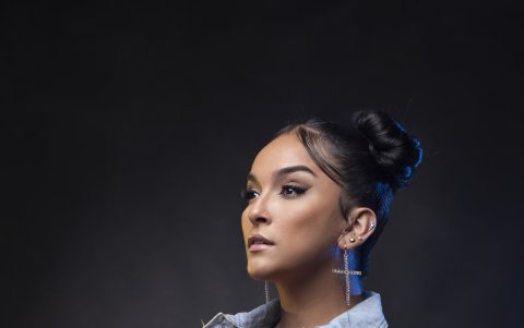 Daniela es una cantante que ha incursionado con éxito en la televisión peruana.