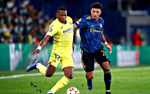 Pervis Estupiñán (i), lateral del Villarreal, ganó la Europa League en el presente año.