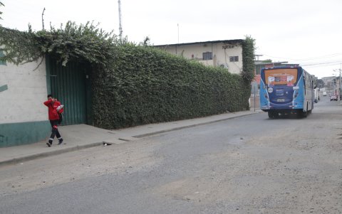 Queja. A los moradores les molesta que se levante el polvo debido al desgaste de la calzada.