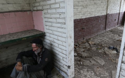 Un indigente ha hallado refugio en las instalaciones destruidas de un centro educativo ubicado al pie de la carretera entre Daule y Santa Lucía.