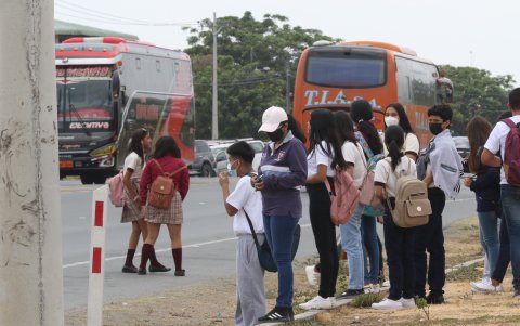 Los estudiantes de colegios ubicados al pie de la carretera deben tomar los buses en la calzada o atravesar la amplia y transitada vía.