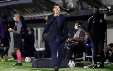 Ismael Rescalvo, entrenador de Emelec, es centro de críticas de parte de la hinchada azul .