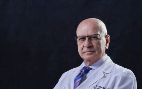 Milton Jijón, genetista pediatrita con más de 40 años de experiencia tratando a personas albinas.