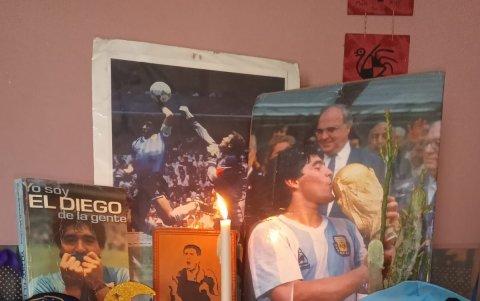 Altares como estos tienen los hinchas que aún depués de muerto siguen adorando al exfutbolista.