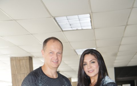 Su pareja y principal soporte es el ruso Yuri Markov.