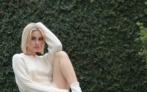 Le encantan los sueters oversized. Este es un look relajado para una tarde de café con amigas o en familia en el que la comodidad está en primer lugar.