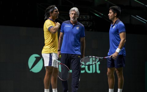 Los doblistas Diego Hidalgo y Gonzalo Escobar, con el capitán Raúl Viver (c).