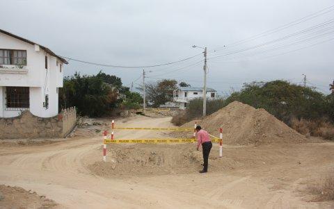 Así, con polvo, han permanecido las calles del balneario por décadas, según denuncian los residentes.