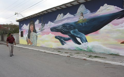 Las familias y artistas locales han empezado a pintar murales en zonas que antes eran grises para revivir el entorno.
