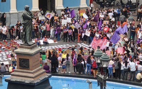 Más de 175 pares de zapatos rojos se colocaron sobre el suelo.