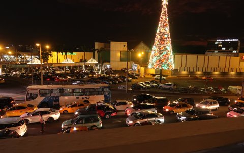 Centros comerciales. Alrededor de los espacios que quedan en la ciudadela Kennedy también hubo atascos desde el miércoles en la noche..