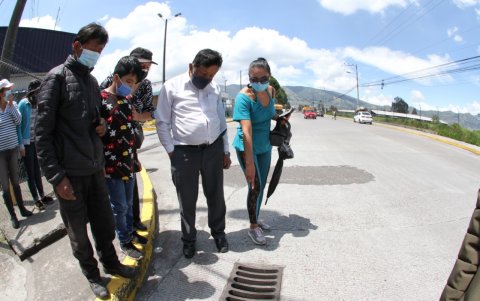 Una amenaza invisible: Los habitantes de El Beaterio dicen que el olor a combustible sale de las alcantarillas que rodean la planta. Su preocupación es que pueda ocasionar incendios.