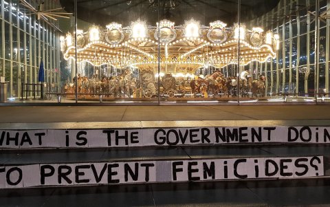 Activistas del colectivo ‘Feminist Collages Nueva York’ salen a las calles para colocar mensajes.